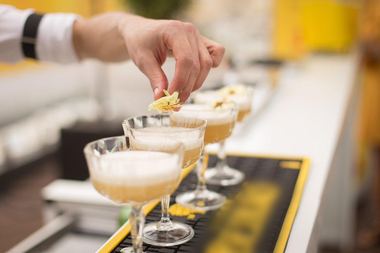 Quels cocktails alcoolisés servir pour l’apéritif de Noël ?