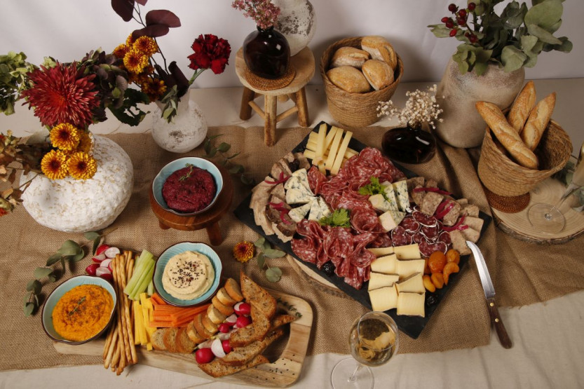Buffet, cocktail ou plateaux-repas : comment choisir la formule idéale pour votre événement d’entreprise ?